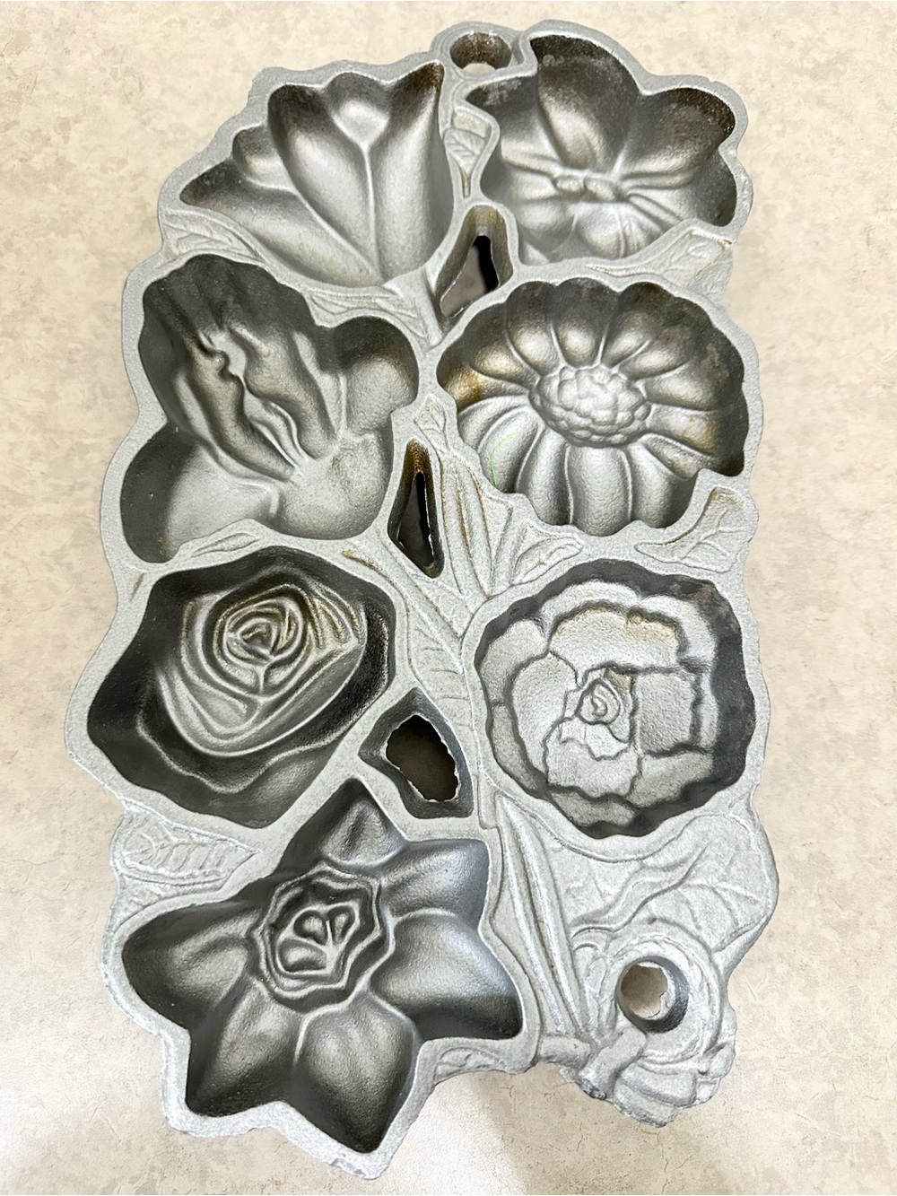 Vintage John Wright Heavy Cast Iron Baking Mold Pan Muffin Floral 1991 Cast USA